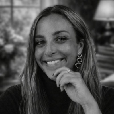 Retrato en blanco y negro de Teresa Gratacós Alfageme, sonriendo